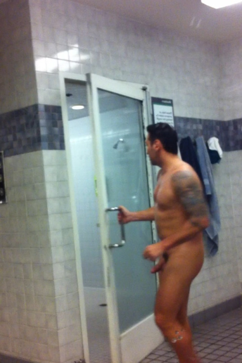 muscle hunk-spy cam-locker room-showers
