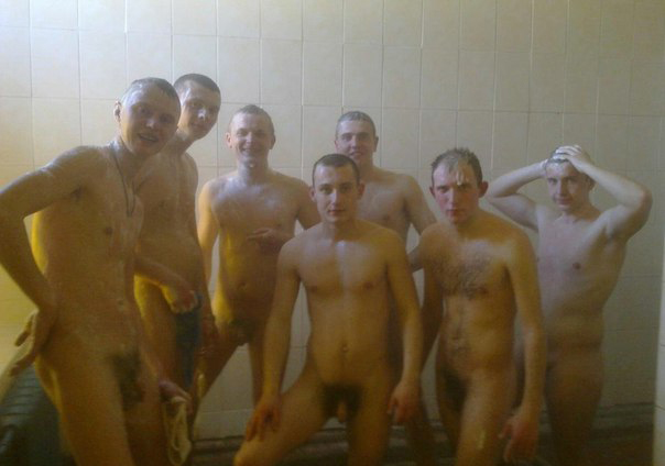 русские солдаты позируют голышом в душ