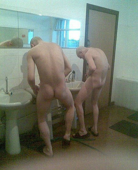 Russische Soldaten nackt in Duschen