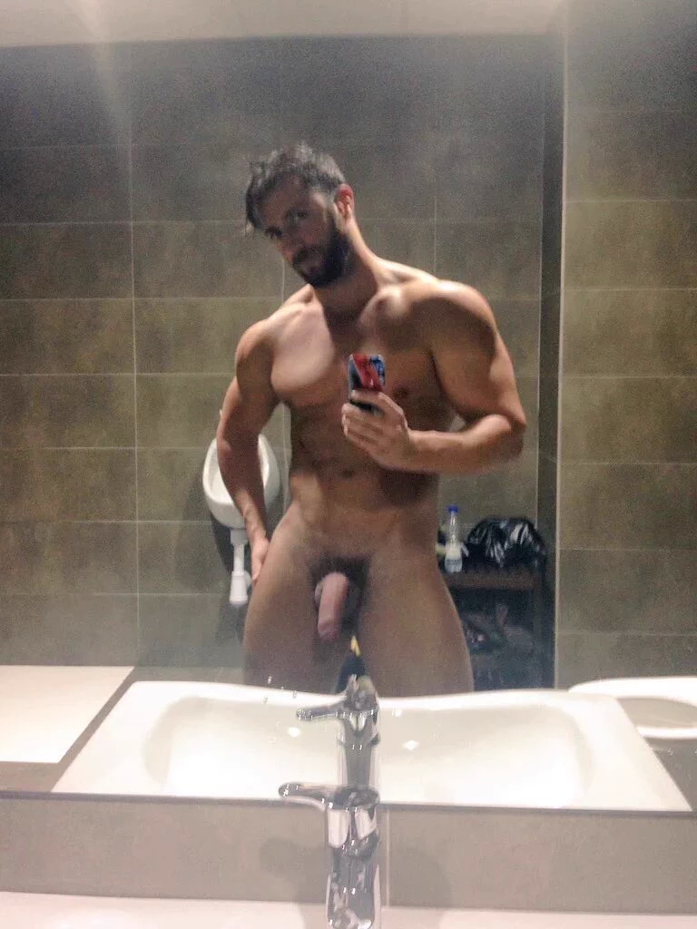 muscle-hunk-flashing-dick-selfies-in-lockerroom