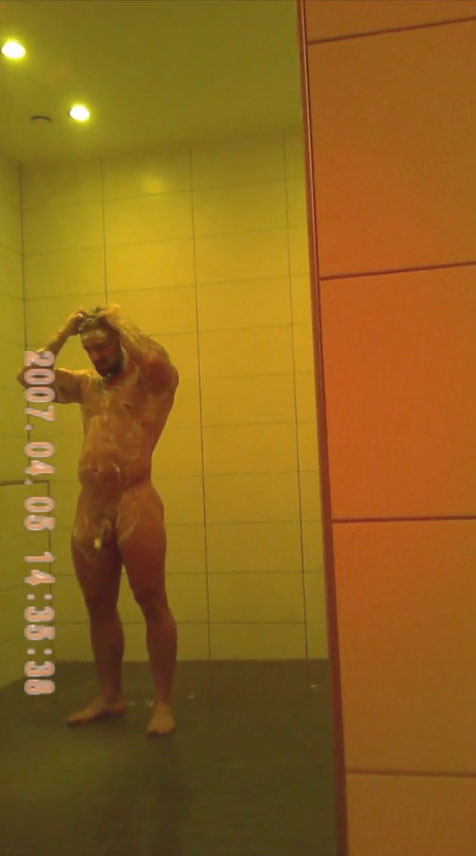 bodybuilder-spied-naked-in-showers