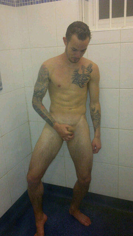 sportsmen_naked_in_showers