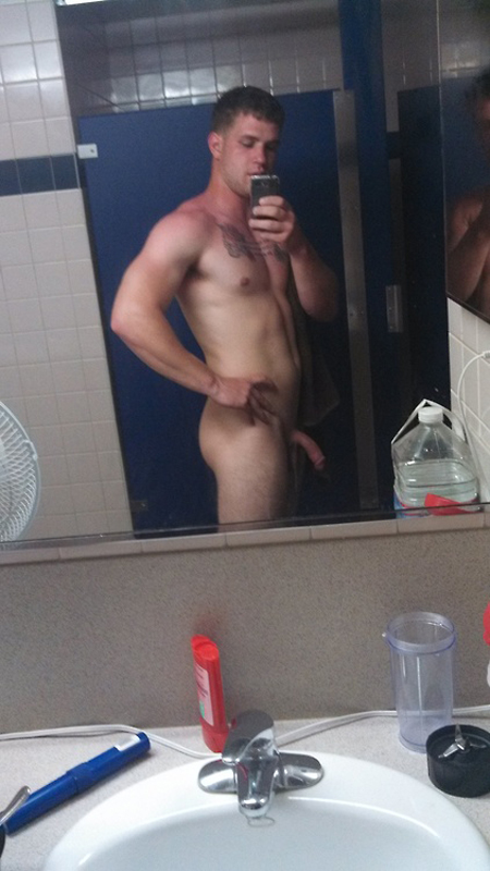 college-hottie-naked-selfie