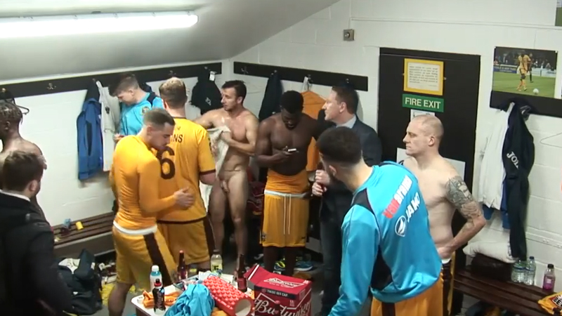 soccer-players-caught-naked-after-showers-in-live-tv-transmision futbolistas desnudos