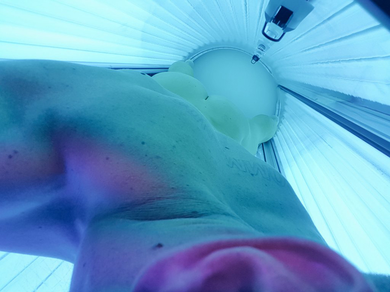 naked-in-tanning-bed