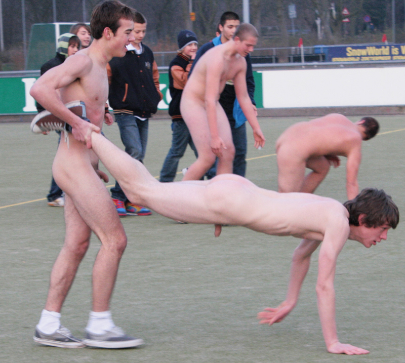 jovenes-deportistas-entrenando-desnudos