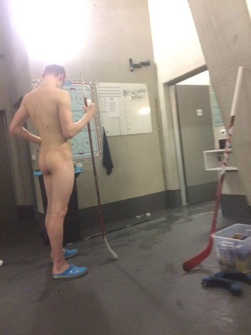sexy-hockey-player-naked-in-the-locker-room-showing-his-ass
