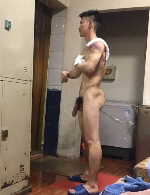 chinese-big-dicked-naked-in-locker-room